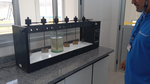 Fotografia em laboratório de um jar test (ensaio de floculação) com agitador multiposto a analisar amostras de água tratada
